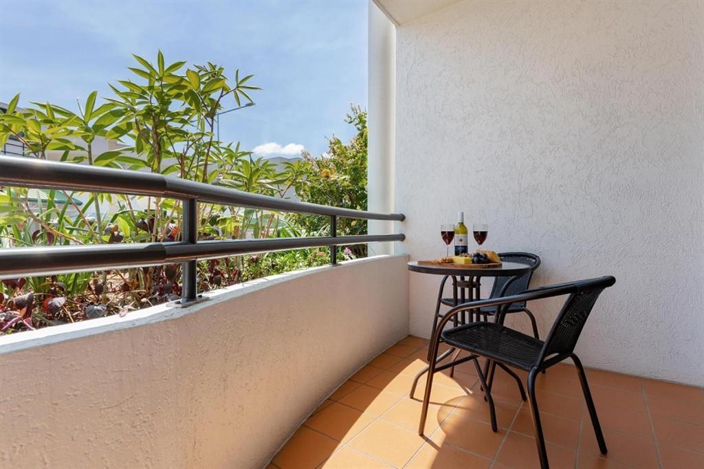 Mid City Luxury Suites Cairns Exterior photo